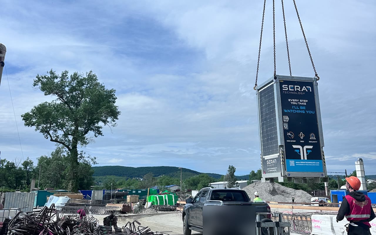 Žeriav osádza kamerovú vežu SERAF na stavenisku