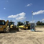 Seraf technology - strážna veža na stavenisku postavená pred strojmi